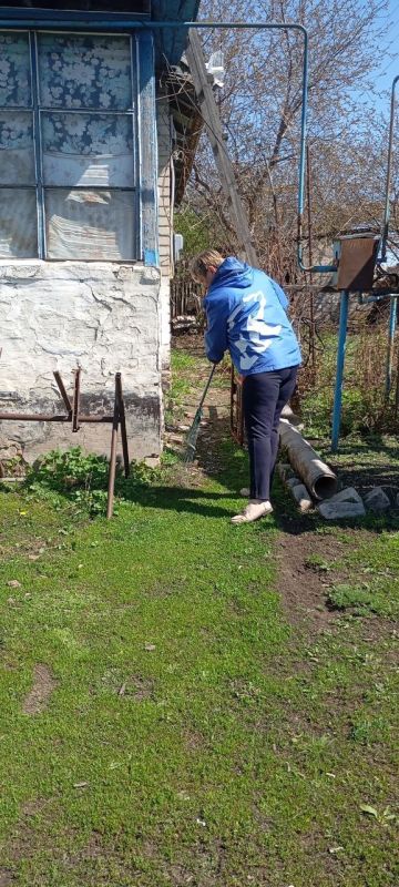 В селе Плугатарь активисты местного отделения партии "Единая Россия" совместно с секретарем первичного отделения №13, Верой Гончаровой, провели акцию по благоустройству придомовой территории Николая Викентьевича Гоцкого... В селе Плугатарь активисты местного отделения партии "Единая Россия" совместно с секретарем первичного отделения №13, Верой Гончаровой, провели акцию по благоустройству придомовой территории Николая Викентьевича Гоцкого...