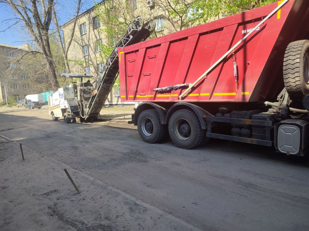 Сергей Козенко: Сотрудники МУП «Дорожно-эксплуатационное управление» в городе Краснодоне приступили к ремонту участка дороги на квартале Лютикова, в районе детской больницы Сергей Козенко: Сотрудники МУП «Дорожно-эксплуатационное управление» в городе Краснодоне приступили к ремонту участка дороги на квартале Лютикова, в районе детской больницы