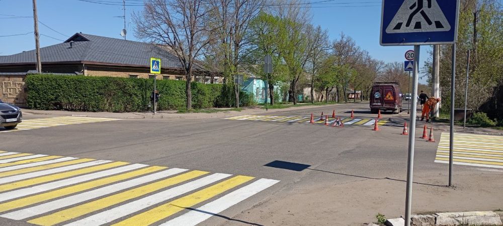 Несмотря на выходной коммунальщики продолжают работы по благоустройству Несмотря на выходной коммунальщики продолжают работы по благоустройству