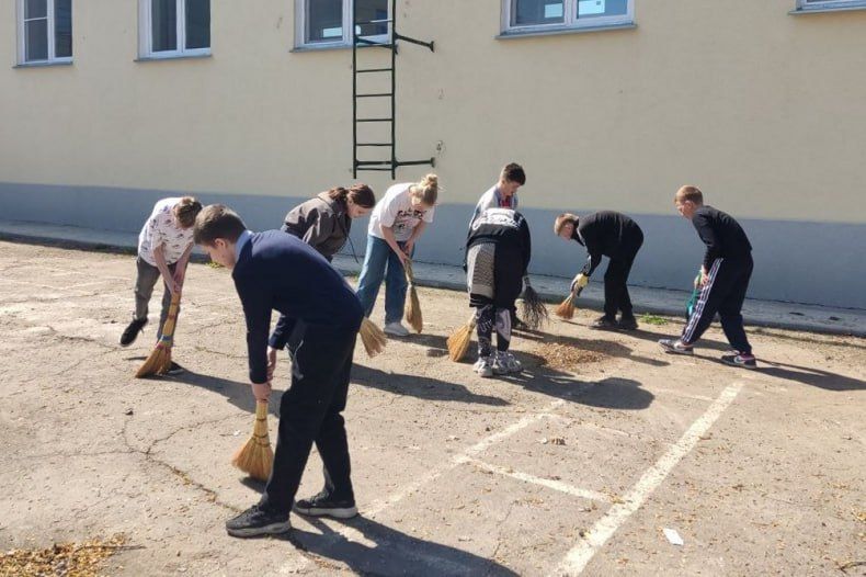 В пгт Комсомольский проведен ряд субботников В пгт Комсомольский проведен ряд субботников
