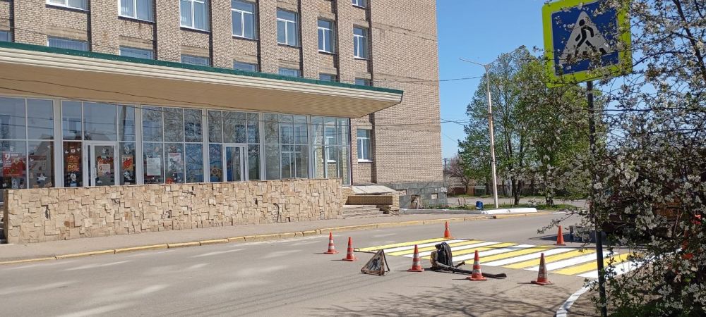 Несмотря на выходной коммунальщики продолжают работы по благоустройству Несмотря на выходной коммунальщики продолжают работы по благоустройству