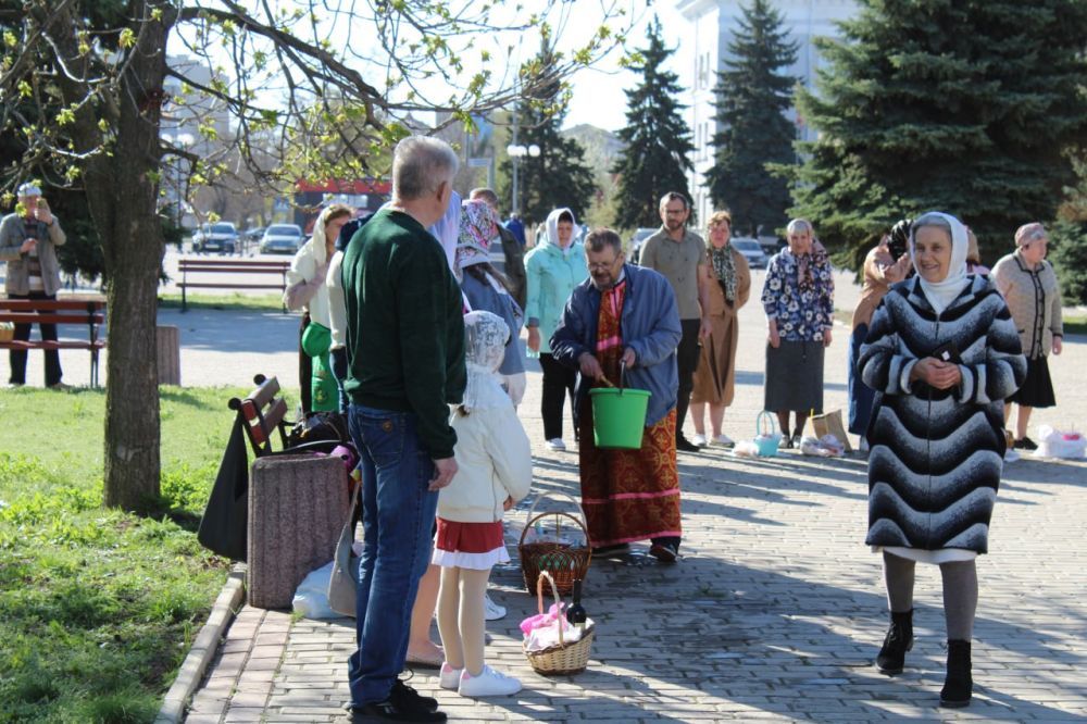 Сергей Козенко: В этот светлый день Пасхи в Краснодоне, в Храме в Честь Благовещения Пресвятой Богородицы, настоятель Протоиерей Дмитрий Притула провел торжественное пасхальное богослужение для всех верующих Сергей Козенко: В этот светлый день Пасхи в Краснодоне, в Храме в Честь Благовещения Пресвятой Богородицы, настоятель Протоиерей Дмитрий Притула провел торжественное пасхальное богослужение для всех верующих