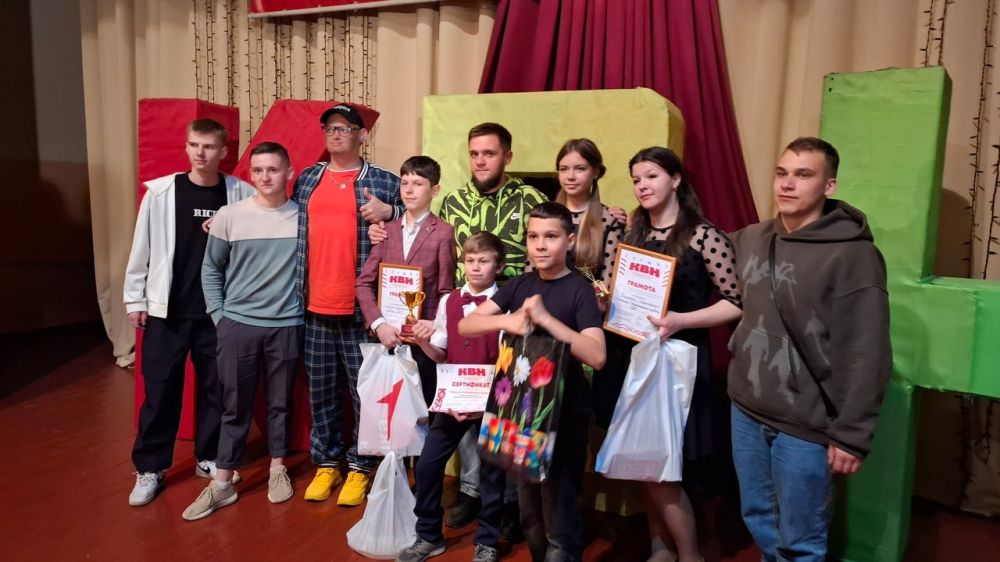 Команда КВН "Сборная Перевальска" заняла 1-е место в полуфинале юниор-лиги КВН в г. Снежное Команда КВН "Сборная Перевальска" заняла 1-е место в полуфинале юниор-лиги КВН в г. Снежное