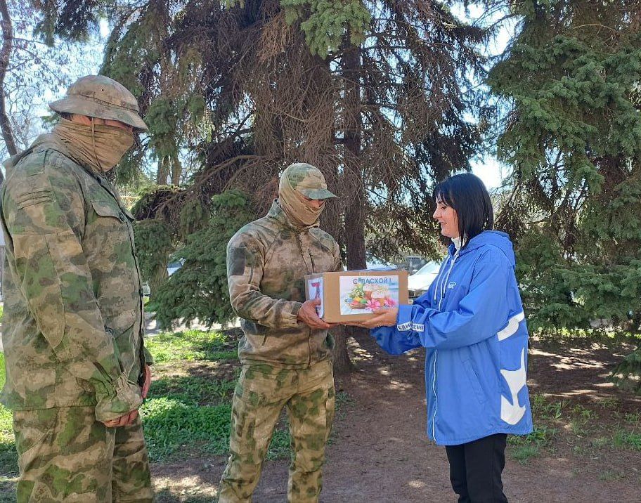 Краснолучские единороссы передали пасхальные куличи бойцам СВО Краснолучские единороссы передали пасхальные куличи бойцам СВО