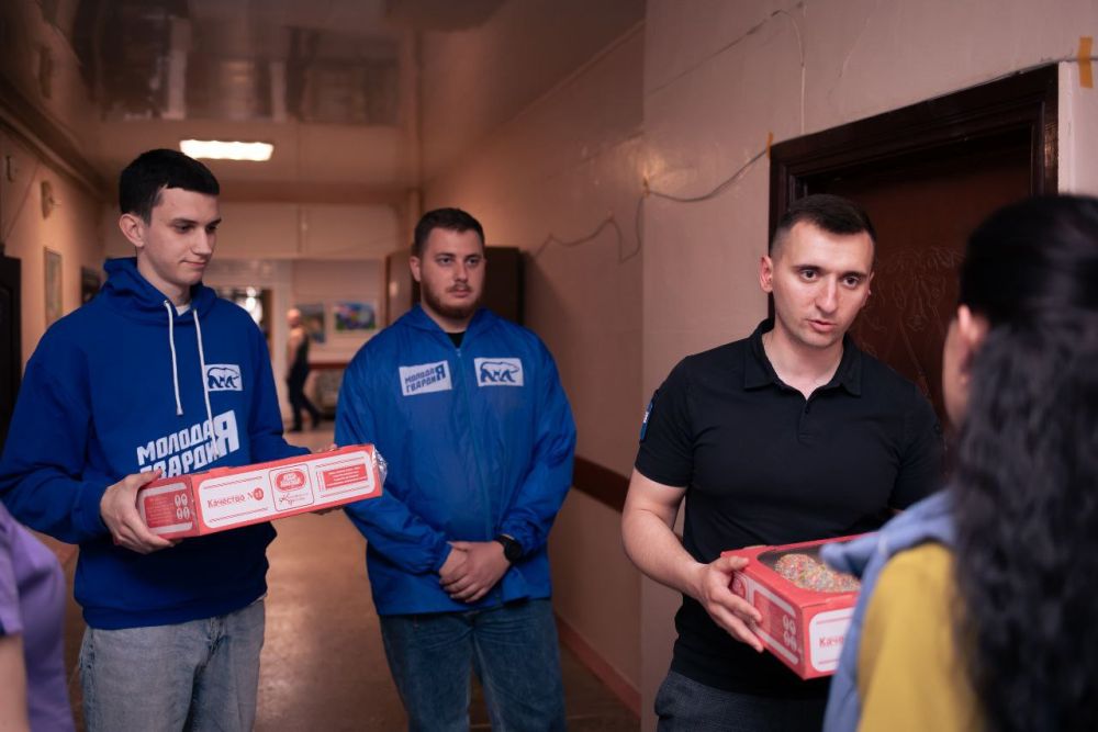 Добрые дела в Луганске. В преддверии светлого праздника Пасхи Молодая гвардия проявила заботу о тех, кто каждый день находится на передовой борьбы за здоровье и жизнь людей Добрые дела в Луганске. В преддверии светлого праздника Пасхи Молодая гвардия проявила заботу о тех, кто каждый день находится на передовой борьбы за здоровье и жизнь людей