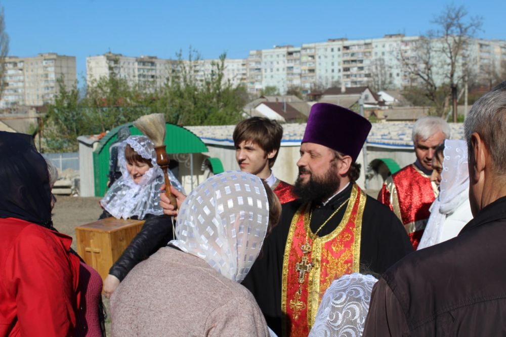 Сергей Козенко: В этот светлый день Пасхи в Краснодоне, в Храме в Честь Благовещения Пресвятой Богородицы, настоятель Протоиерей Дмитрий Притула провел торжественное пасхальное богослужение для всех верующих Сергей Козенко: В этот светлый день Пасхи в Краснодоне, в Храме в Честь Благовещения Пресвятой Богородицы, настоятель Протоиерей Дмитрий Притула провел торжественное пасхальное богослужение для всех верующих