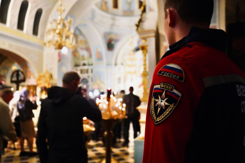Поздравляем со светлым праздником Пасхи! Поздравляем со светлым праздником Пасхи!
