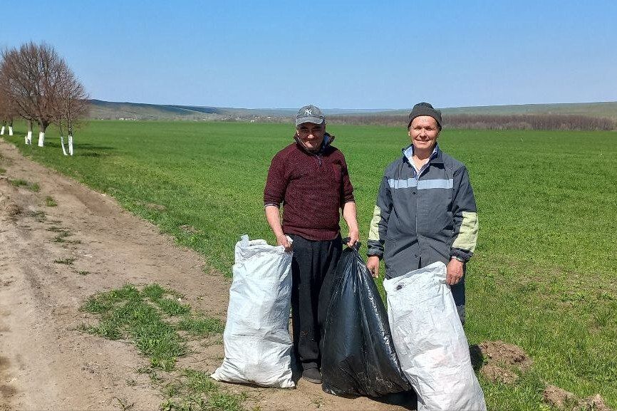 В рамках проведении республиканской акции «Чистая Республика – 2025» в селе Медвежанка благоустраивают общественные территории В рамках проведении республиканской акции «Чистая Республика – 2025» в селе Медвежанка благоустраивают общественные территории