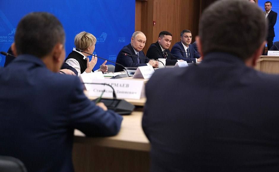 Глава Старобельского муниципалитета Владимир Чернев рассказал Президенту России о проблеме неоформленных земельных участков под индивидуальными жилыми строениями и предложил решить ее с помощью муниципалитета Глава Старобельского муниципалитета Владимир Чернев рассказал Президенту России о проблеме неоформленных земельных участков под индивидуальными жилыми строениями и предложил решить ее с помощью муниципалитета