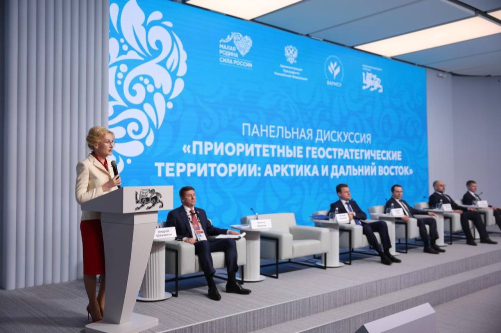 На II Всероссийском муниципальном форуме «МАЛАЯ РОДИНА — СИЛА РОССИИ» заместитель председателя Государственной Думы РФ Ирина Яровая озвучила три приоритета развития Дальнего Востока, которые определил Президент РФ Владимир... На II Всероссийском муниципальном форуме «МАЛАЯ РОДИНА — СИЛА РОССИИ» заместитель председателя Государственной Думы РФ Ирина Яровая озвучила три приоритета развития Дальнего Востока, которые определил Президент РФ Владимир...