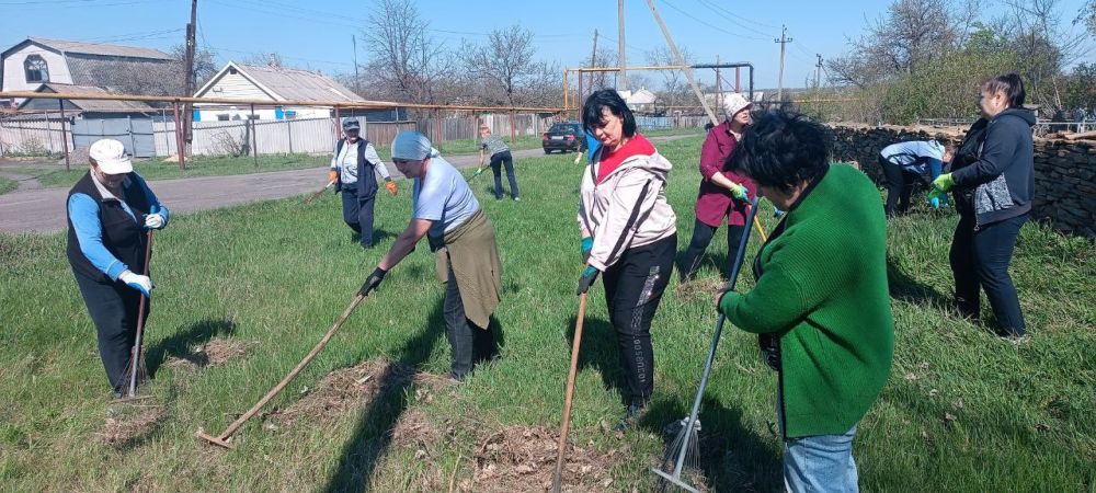 В преддверии празднования великого праздника Пасхи, отложив свои служебные дела, работники предприятий, организаций и учреждений Чернухино дружно вышли на уборку территории, прилегающей к поселковому кладбищу В преддверии празднования великого праздника Пасхи, отложив свои служебные дела, работники предприятий, организаций и учреждений Чернухино дружно вышли на уборку территории, прилегающей к поселковому кладбищу