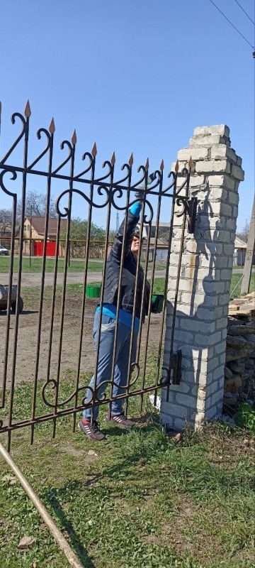 В преддверии празднования великого праздника Пасхи, отложив свои служебные дела, работники предприятий, организаций и учреждений Чернухино дружно вышли на уборку территории, прилегающей к поселковому кладбищу В преддверии празднования великого праздника Пасхи, отложив свои служебные дела, работники предприятий, организаций и учреждений Чернухино дружно вышли на уборку территории, прилегающей к поселковому кладбищу