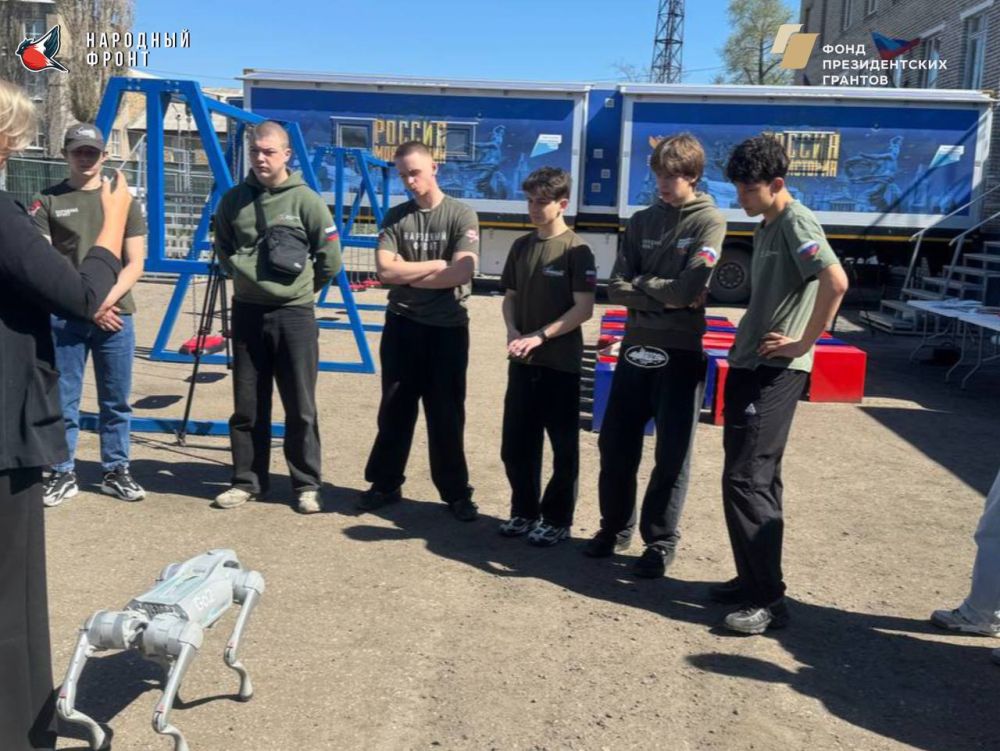 Активисты Молодёжки Народного фронта Стаханова посетили уникальный "Музей на колёсах: Россия - моя история"! Активисты Молодёжки Народного фронта Стаханова посетили уникальный "Музей на колёсах: Россия - моя история"!