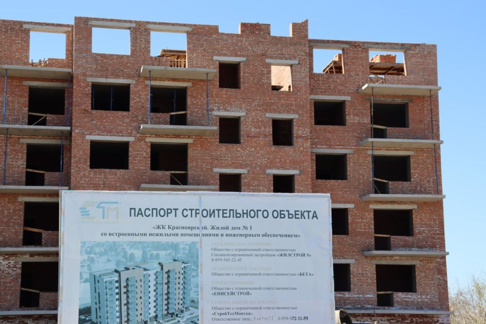 Специалисты из Красноярского края в рамках масштабной Программы социально-экономического развития ЛНР продолжают строительство многоквартирного кирпичного дома в кв. Центральный. Сейчас они возводят 6й из 9и этажей Специалисты из Красноярского края в рамках масштабной Программы социально-экономического развития ЛНР продолжают строительство многоквартирного кирпичного дома в кв. Центральный. Сейчас они возводят 6й из 9и этажей