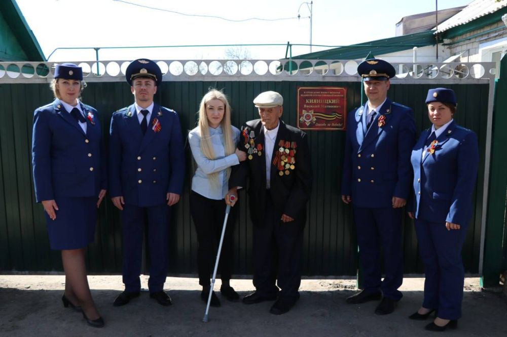 В этом доме живёт ветеран Великой Отечественной войны! В этом доме живёт ветеран Великой Отечественной войны!