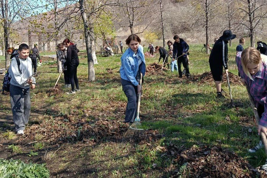 Субботники продолжаются в пгт Шахтёрский Субботники продолжаются в пгт Шахтёрский