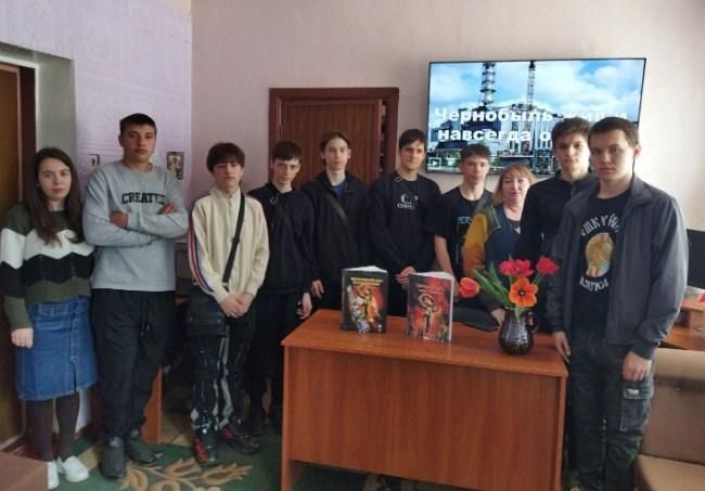 В Лутугинской библиотеке ко Дню аварии на Чернобыльской АЭС прошел экологический колокол «Чернобыль жив и навсегда опасен» В Лутугинской библиотеке ко Дню аварии на Чернобыльской АЭС прошел экологический колокол «Чернобыль жив и навсегда опасен»