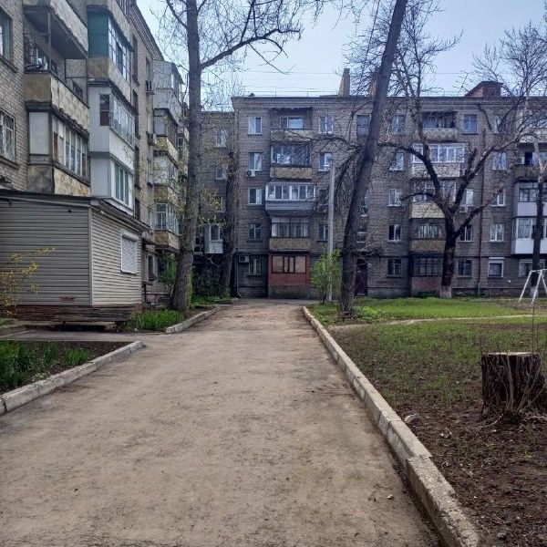 Уборка придомовой территории дворниками направлена на поддержание чистоты и порядка на территории, прилегающей к многоквартирным домам Уборка придомовой территории дворниками направлена на поддержание чистоты и порядка на территории, прилегающей к многоквартирным домам