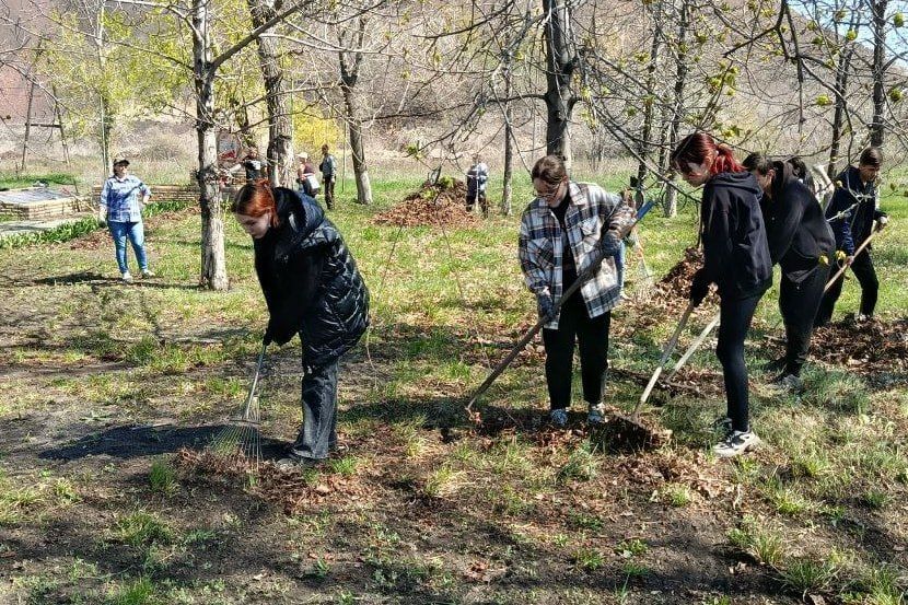 Субботники продолжаются в пгт Шахтёрский Субботники продолжаются в пгт Шахтёрский