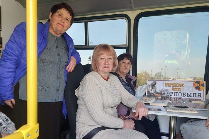 Сотрудники библиобуса приехали в гости к Ветеранам войны и труда Сотрудники библиобуса приехали в гости к Ветеранам войны и труда