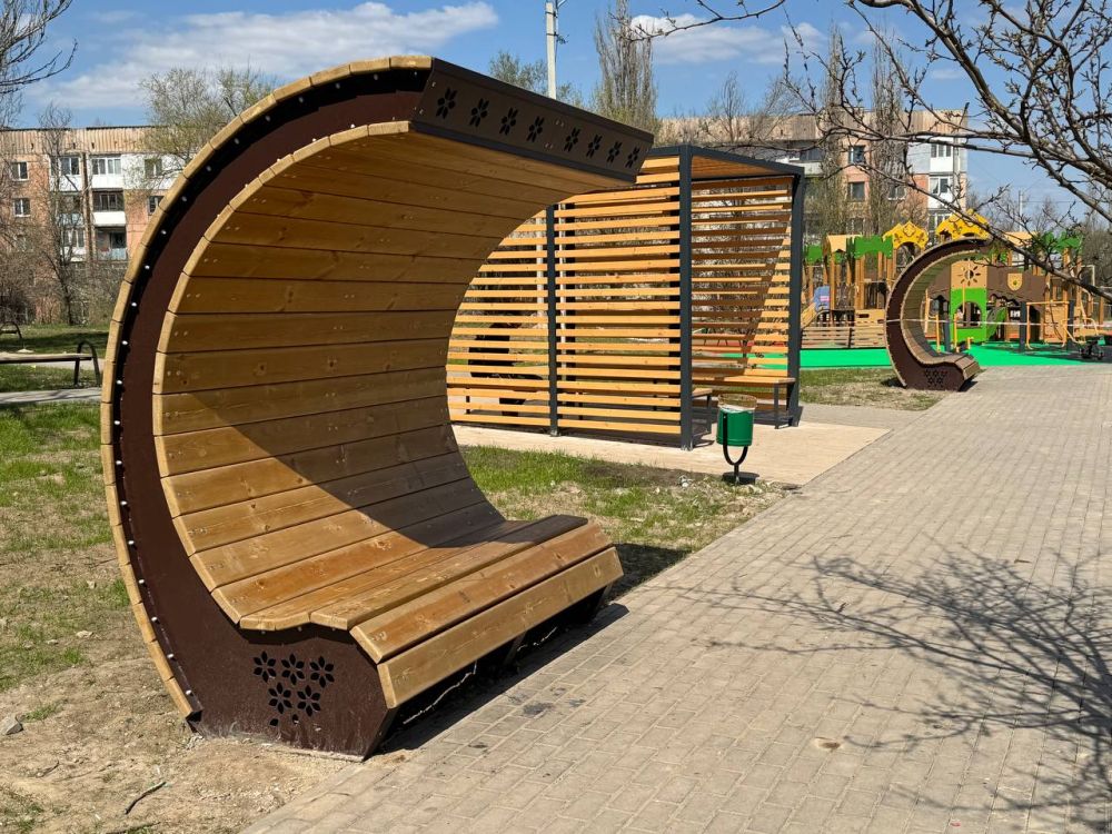 В Перевальске проверили состояние обновленного парка в микрорайоне Горняцкий В Перевальске проверили состояние обновленного парка в микрорайоне Горняцкий