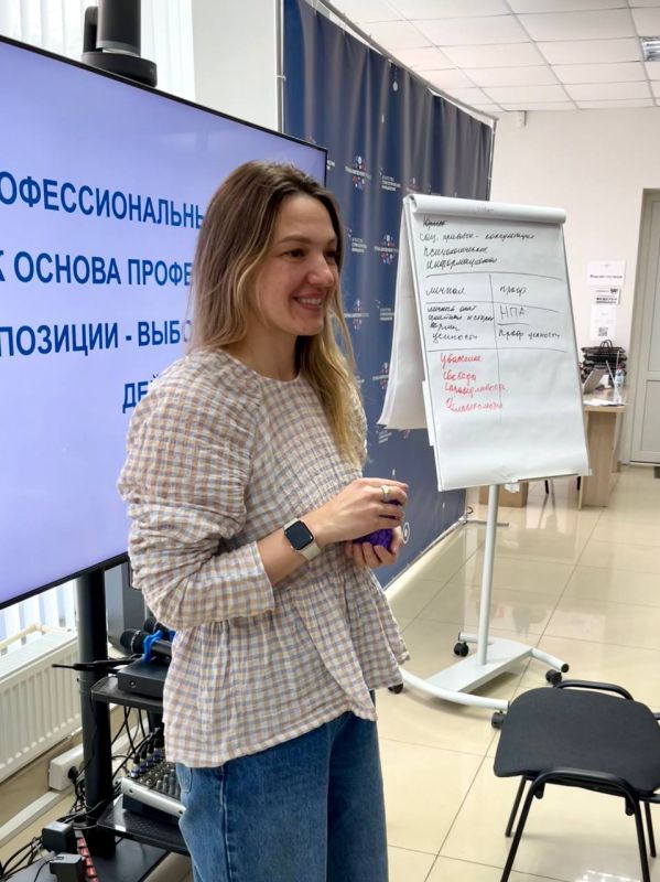 Инна Швенк: 25 специалистов семейных центров ЛНР завершили первый этап обучения по поддержке семей в трудной жизненной ситуации Инна Швенк: 25 специалистов семейных центров ЛНР завершили первый этап обучения по поддержке семей в трудной жизненной ситуации