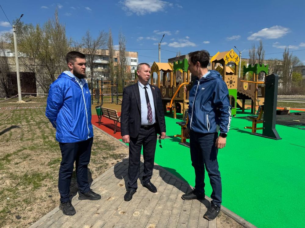 В Перевальске проверили состояние обновленного парка в микрорайоне Горняцкий В Перевальске проверили состояние обновленного парка в микрорайоне Горняцкий