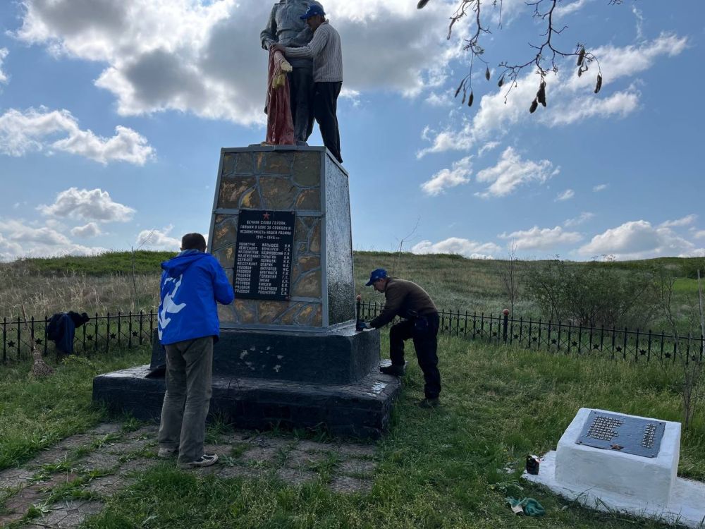 В преддверии 80-летия Великой Победы в рамках проекта "Историческая память" партии "ЕДИНАЯ РОССИЯ" члены и сторонники партии привели в порядок воинское захоронение, расположенное в жилмассиве Анновка, где похоронены... В преддверии 80-летия Великой Победы в рамках проекта "Историческая память" партии "ЕДИНАЯ РОССИЯ" члены и сторонники партии привели в порядок воинское захоронение, расположенное в жилмассиве Анновка, где похоронены...