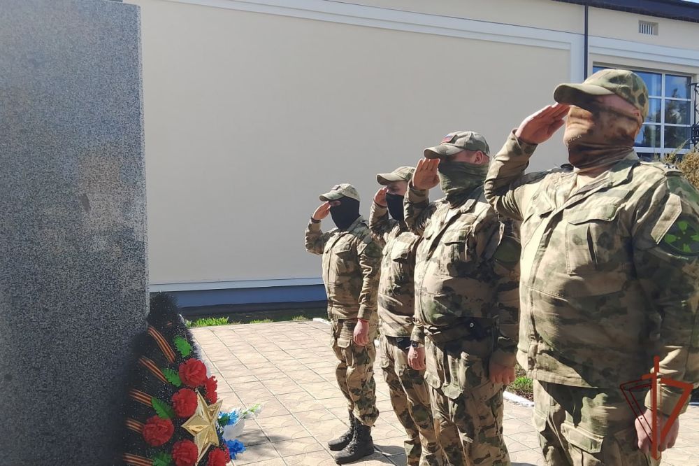 Памятники героям Великой Отечественной войны продолжают благоустраивать росгвардейцы в новых регионах России Памятники героям Великой Отечественной войны продолжают благоустраивать росгвардейцы в новых регионах России