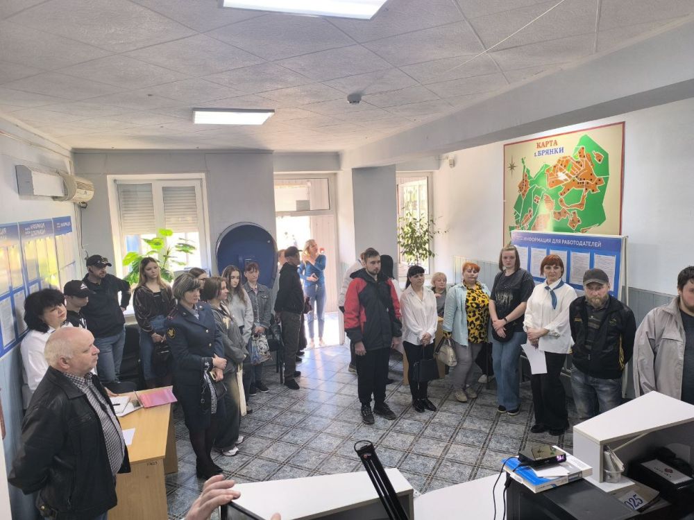 Первый этап Всероссийской ярмарки трудоустройства «Работа России. Время возможностей» » в г. Брянке Первый этап Всероссийской ярмарки трудоустройства «Работа России. Время возможностей» » в г. Брянке