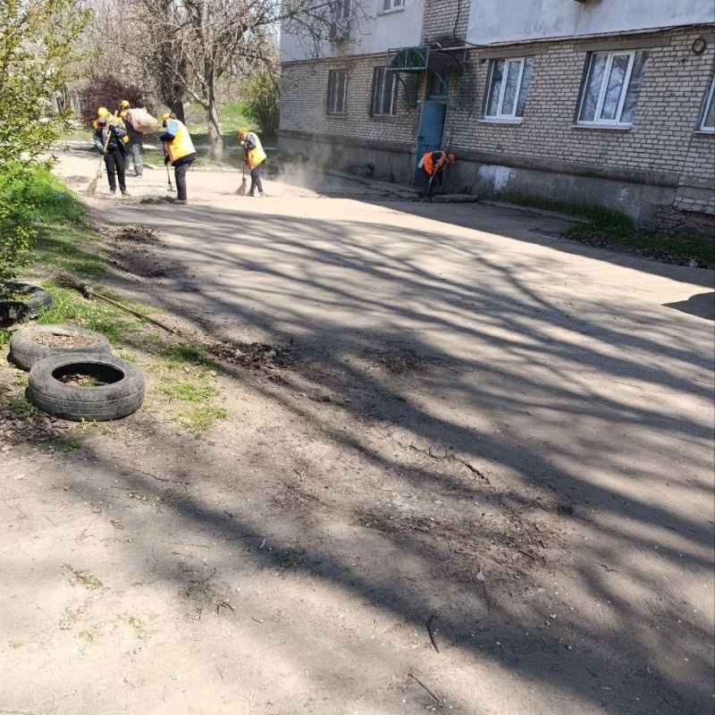 Уборка придомовой территории дворниками направлена на поддержание чистоты и порядка на территории, прилегающей к многоквартирным домам Уборка придомовой территории дворниками направлена на поддержание чистоты и порядка на территории, прилегающей к многоквартирным домам