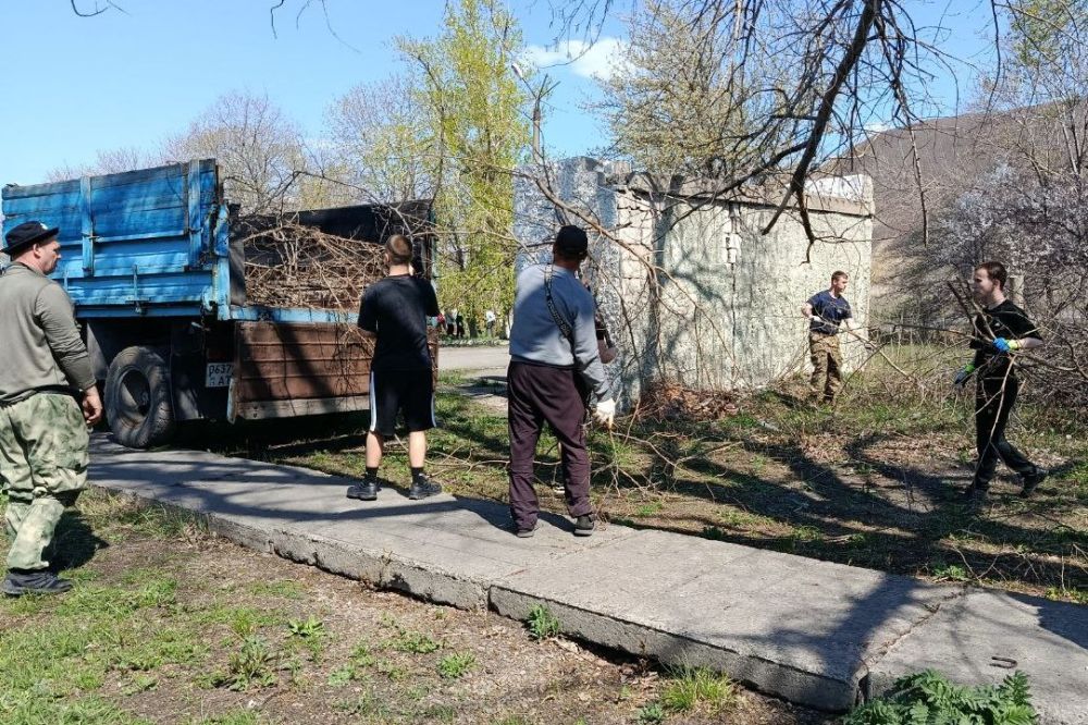 Субботники продолжаются в пгт Шахтёрский Субботники продолжаются в пгт Шахтёрский