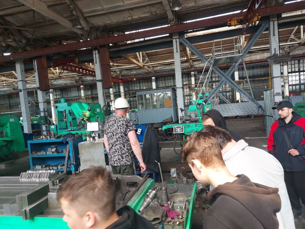 Первый этап Всероссийской ярмарки трудоустройства «Работа России. Время возможностей» » в г. Брянке Первый этап Всероссийской ярмарки трудоустройства «Работа России. Время возможностей» » в г. Брянке