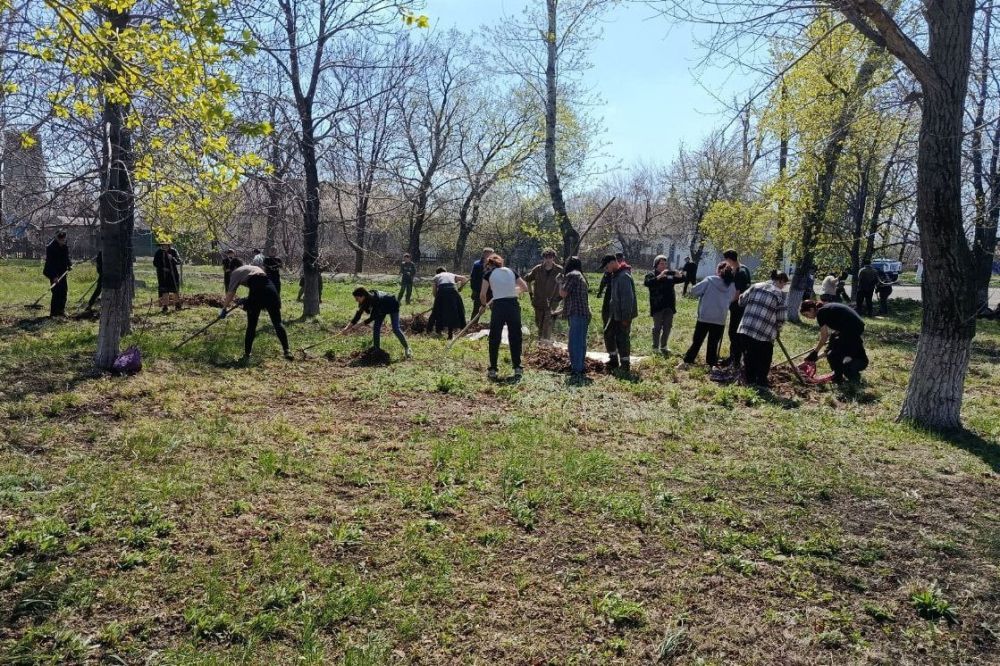 Субботники продолжаются в пгт Шахтёрский Субботники продолжаются в пгт Шахтёрский