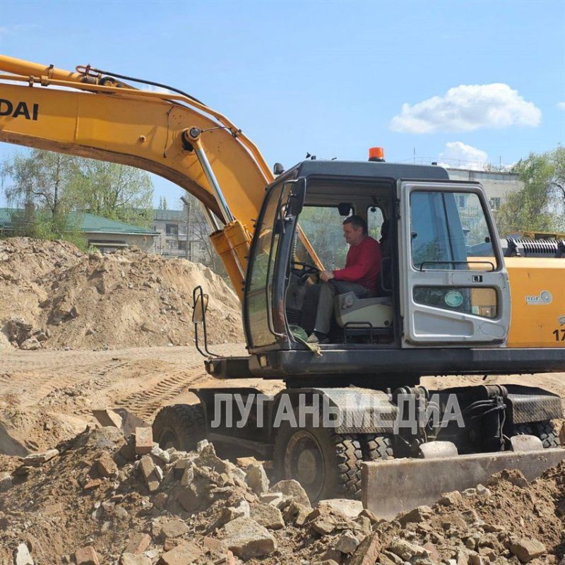 В Старобельске начались работы на месте будущего многоквартирного дома, который возведут взамен разрушенного в результате обстрелов ВСУ В Старобельске начались работы на месте будущего многоквартирного дома, который возведут взамен разрушенного в результате обстрелов ВСУ