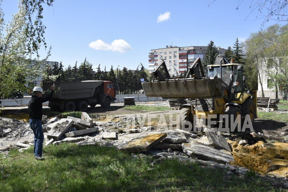 В Антраците в рамках муниципальной программы «Формирование современной городской среды города Антрацита Луганской Народной Республики» началось благоустройство сквера вокруг памятника им. В.А. Ляхова В Антраците в рамках муниципальной программы «Формирование современной городской среды города Антрацита Луганской Народной Республики» началось благоустройство сквера вокруг памятника им. В.А. Ляхова