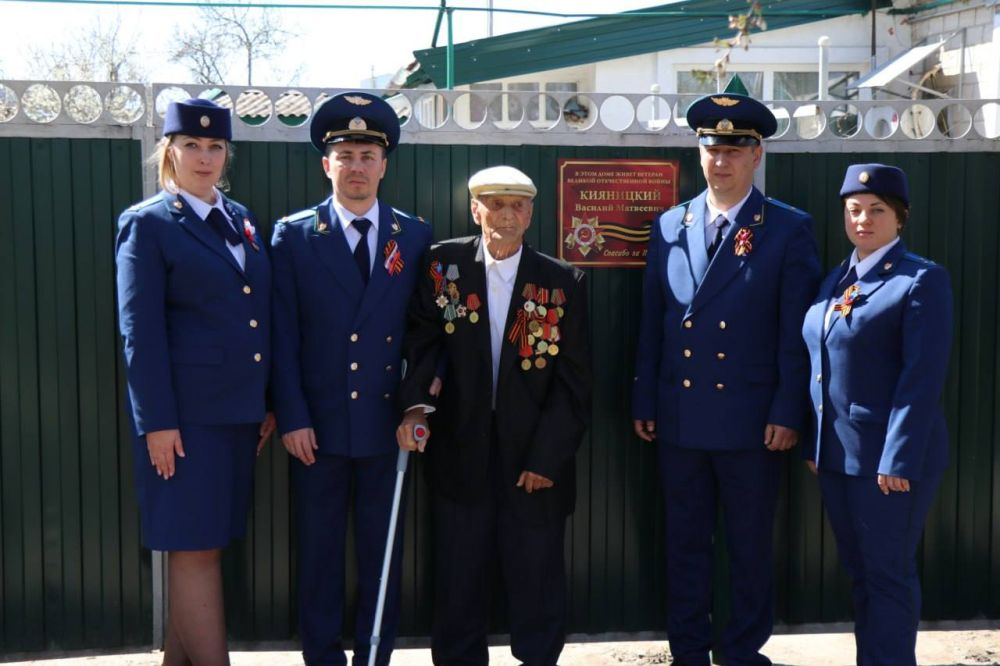 Работники прокуратуры Марковского района ЛНР в преддверии 80-й годовщины Победы в Великой Отечественной войне посетили ветерана Великой Отечественной войны Кияницкого Василия Матвеевича