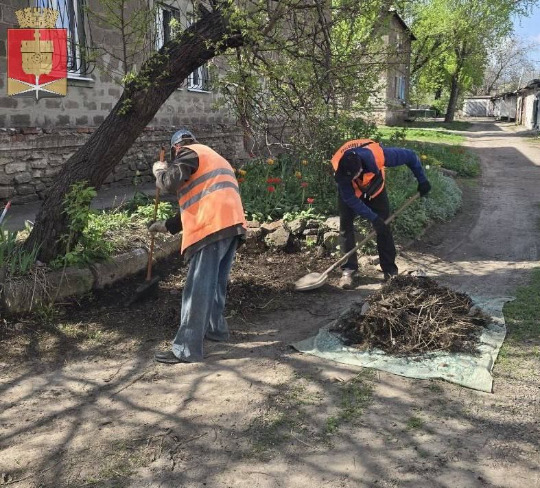 Коммунальные службы проводят работы на территории города Коммунальные службы проводят работы на территории города
