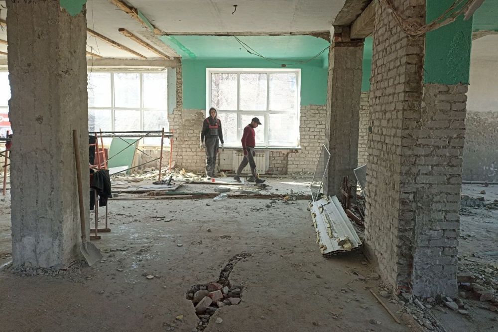 Заместитель Министра строительства и ЖКХ Красноярского края Юрий Шестопалов вместе с заместителем Главы Администрации Свердловского округа Игорем Ковальчуком и руководителем проектного направления красноярской подрядной... Заместитель Министра строительства и ЖКХ Красноярского края Юрий Шестопалов вместе с заместителем Главы Администрации Свердловского округа Игорем Ковальчуком и руководителем проектного направления красноярской подрядной...