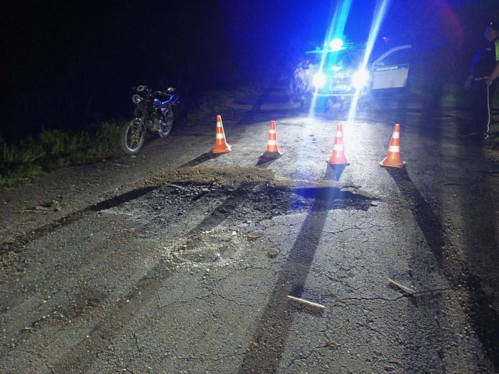 Сотрудники Госавтоинспекции Славяносербска разбираются в обстоятельствах дорожно-транспортного происшествия с участием несовершеннолетних