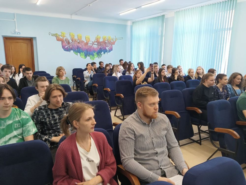 В рамках Всероссийской ярмарки вакансий 18 апреля сотрудники Северодонецкого технологического института и Колледжа СТИ провели профориентационную встречу со учениками в Северодонецкой школе #6. Будущие абитуриенты узнали о... В рамках Всероссийской ярмарки вакансий 18 апреля сотрудники Северодонецкого технологического института и Колледжа СТИ провели профориентационную встречу со учениками в Северодонецкой школе #6. Будущие абитуриенты узнали о...