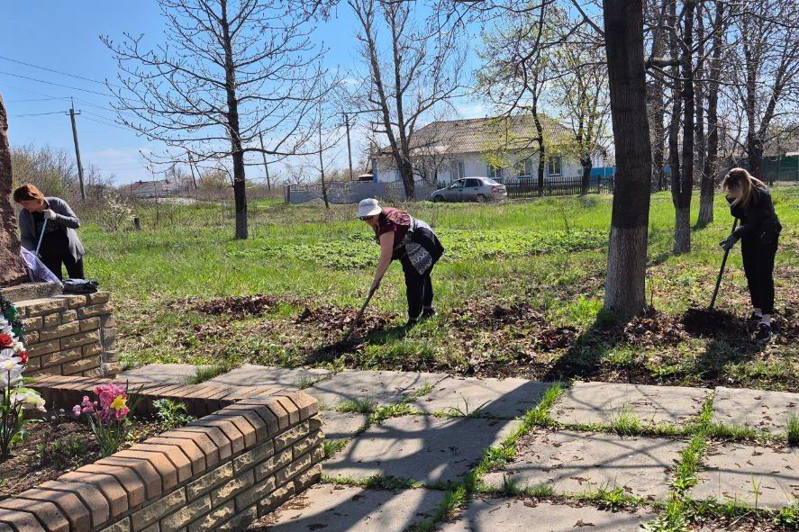 Субботники продолжаются в пгт Шахтёрский Субботники продолжаются в пгт Шахтёрский