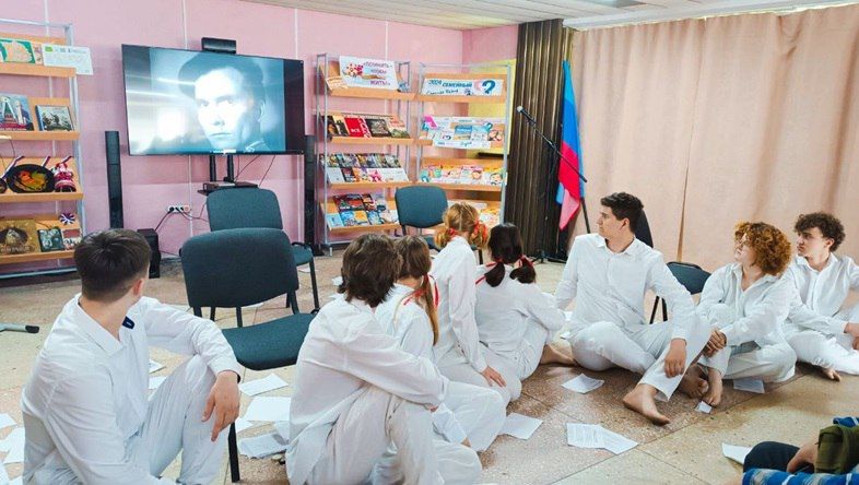 В библиотеке Краснодона прошла Республиканская акция «Строки, опаленные войной» В библиотеке Краснодона прошла Республиканская акция «Строки, опаленные войной»