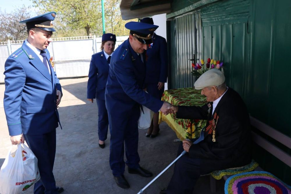 Работники прокуратуры Марковского района ЛНР в преддверии 80-й годовщины Победы в Великой Отечественной войне посетили ветерана Великой Отечественной войны Кияницкого Василия Матвеевича Работники прокуратуры Марковского района ЛНР в преддверии 80-й годовщины Победы в Великой Отечественной войне посетили ветерана Великой Отечественной войны Кияницкого Василия Матвеевича