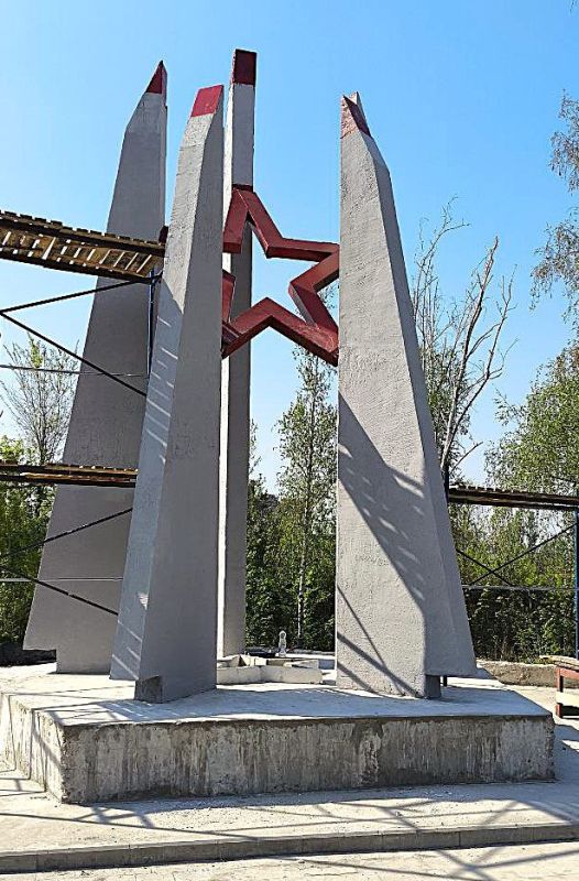 В преддверии празднования 80-летия Победы в Великой Отечественной войне в городе Рубежное проводятся работы по реставрации и восстановлению памятников и мемориалов В преддверии празднования 80-летия Победы в Великой Отечественной войне в городе Рубежное проводятся работы по реставрации и восстановлению памятников и мемориалов
