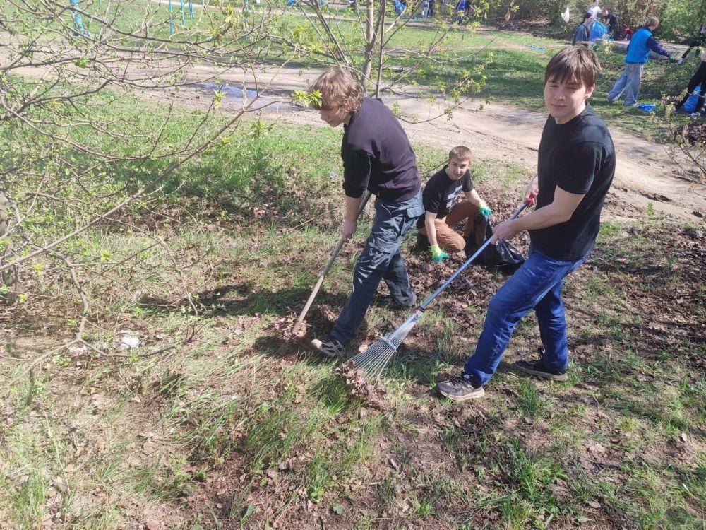 Коллектив Лутугинской средней школы № 1 присоединился к Акции «Чистая Республика – 2025» Коллектив Лутугинской средней школы № 1 присоединился к Акции «Чистая Республика – 2025»
