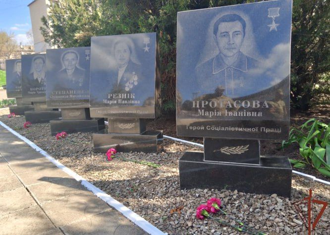 Памятники героям Великой Отечественной войны продолжают благоустраивать росгвардейцы в новых регионах России Памятники героям Великой Отечественной войны продолжают благоустраивать росгвардейцы в новых регионах России