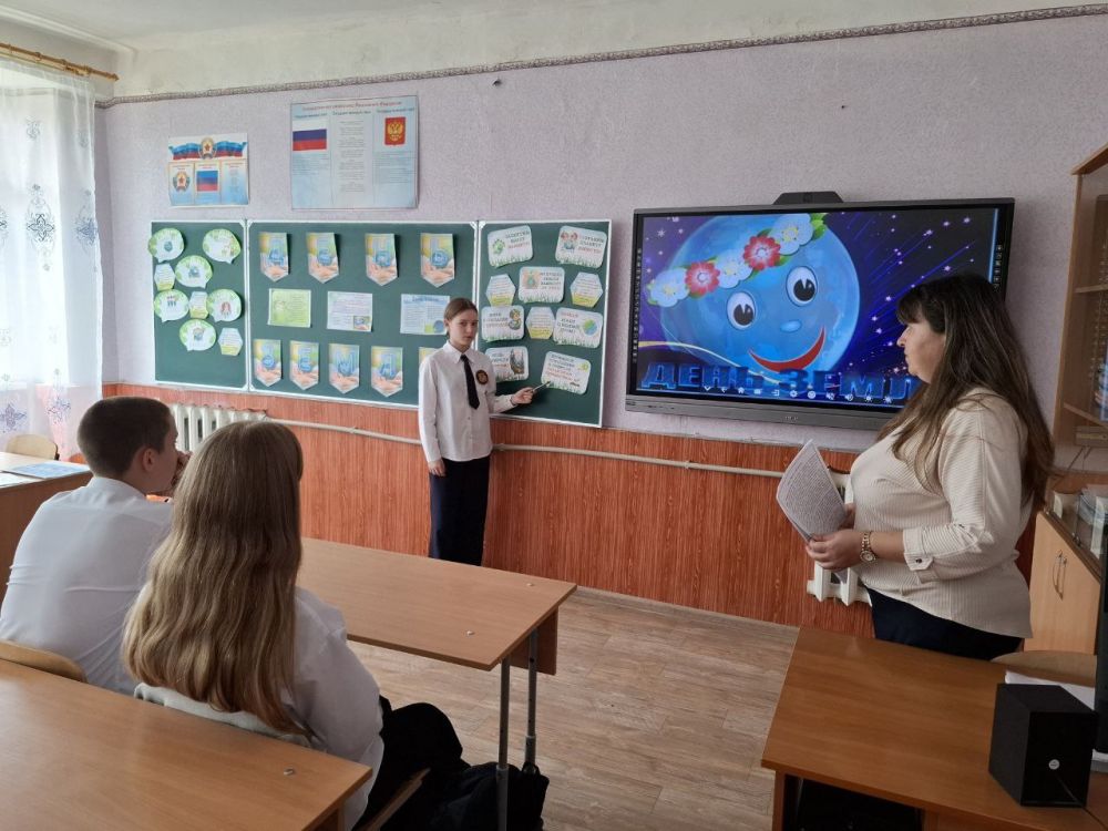 В ГБОУ ЛНР "Брянковская СШ №9" в рамках реализации регионального компонента программы воспитания "Луганский характер" по направлению "Экология и охрана природы" активистами отряда "БЭМС" под руководством классного... В ГБОУ ЛНР "Брянковская СШ №9" в рамках реализации регионального компонента программы воспитания "Луганский характер" по направлению "Экология и охрана природы" активистами отряда "БЭМС" под руководством классного...