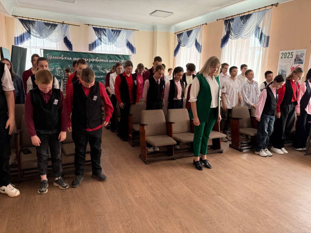 В преддверии празднования 80-летия Победы в ВОв в Брянковской специализированной школе №1 при содействии педагога-организатора Олеси Щербак и советника директора по воспитанию Галины Савчук прошёл урок памяти «Землякам... В преддверии празднования 80-летия Победы в ВОв в Брянковской специализированной школе №1 при содействии педагога-организатора Олеси Щербак и советника директора по воспитанию Галины Савчук прошёл урок памяти «Землякам...