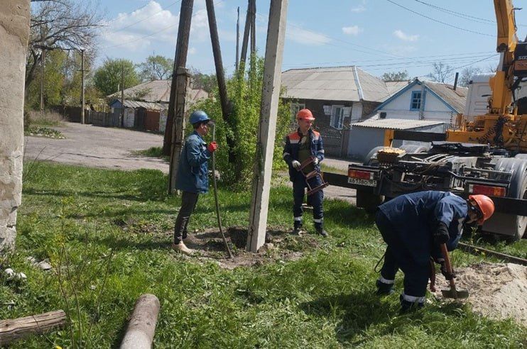 В поселке Северный провели работы по замене старых опор воздушной линии электропередач В поселке Северный провели работы по замене старых опор воздушной линии электропередач